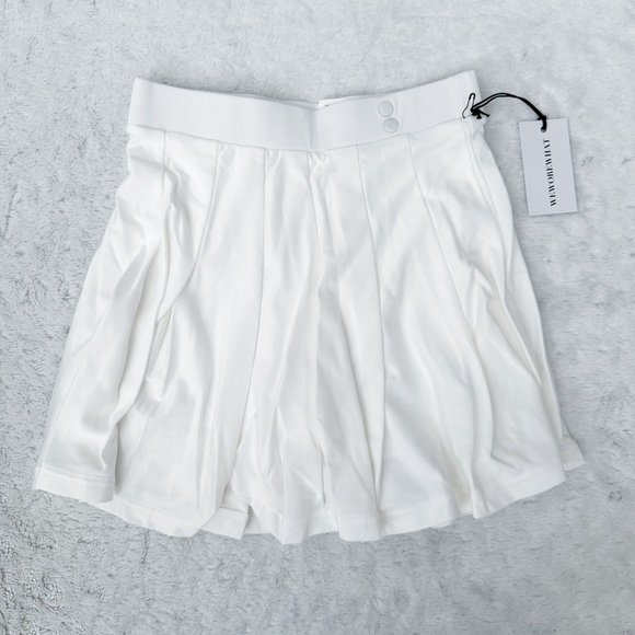 NWT- WEWOREWHAT Pleated High-Rise Stretch-Woven Tennis Skort -
Optic White - Picture 4 of 13